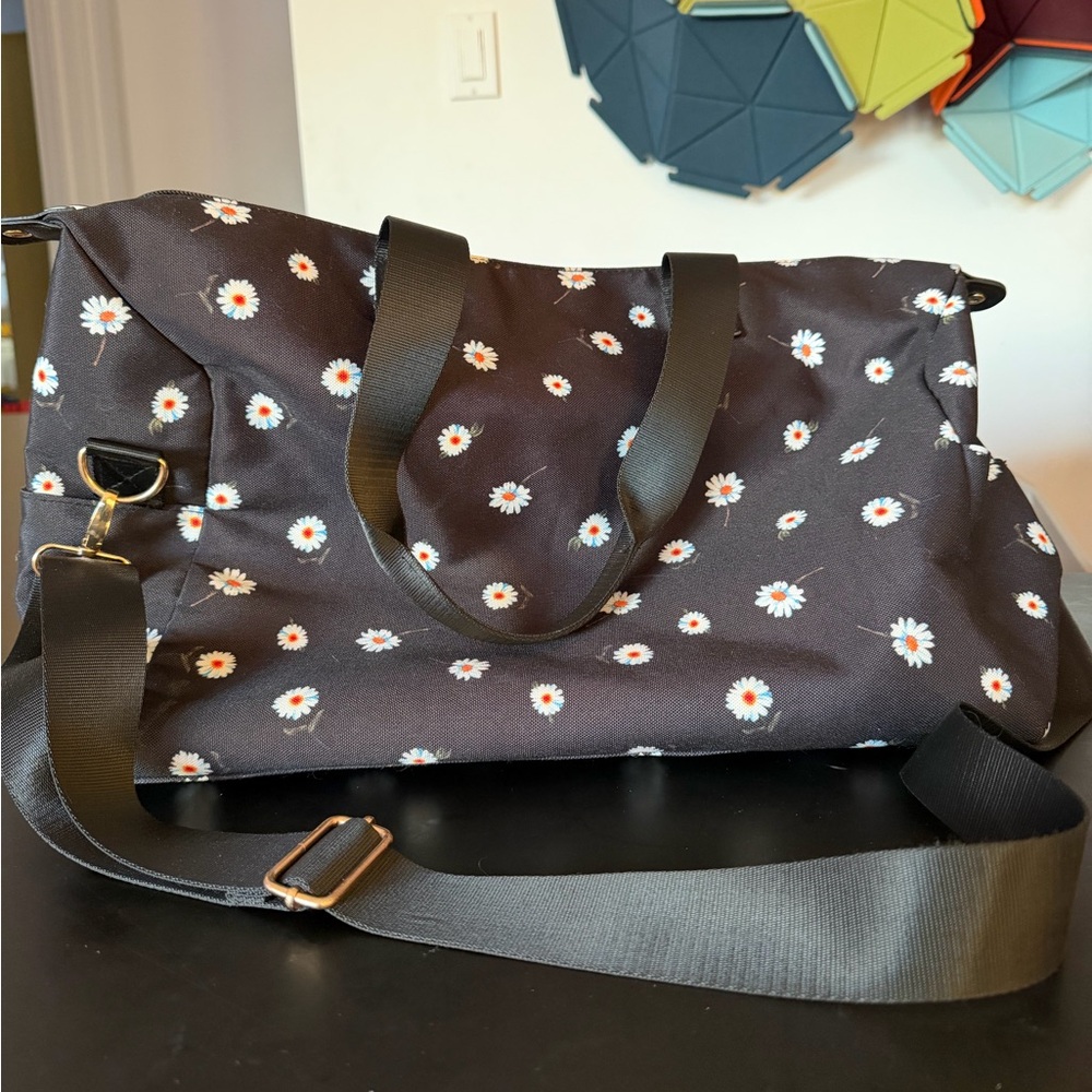 ALICE + OLIVIA Daisy Print Travel Weekend
Duffle Bag - Picture 8 of 8